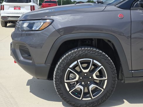 Used 2024 Jeep Compass Trailhawk AWD/4WD image 8