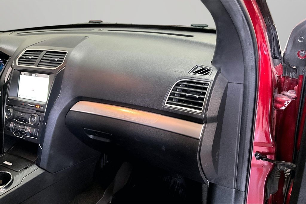 Used 2017 Ford Explorer XLT w/ Equipment Group 202A FWD image 26