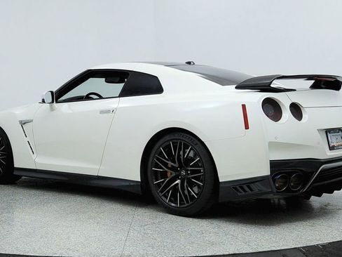 Used 2021 Nissan GT-R Premium image 3