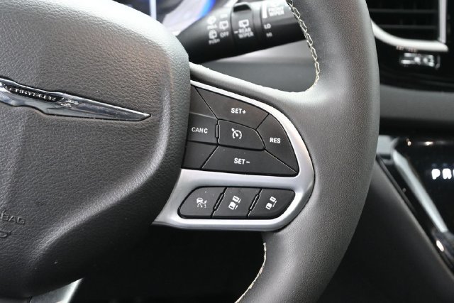 Used 2025 Chrysler Pacifica Select FWD image 29