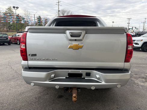 Used 2013 Chevrolet Avalanche LT image 9
