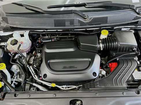 Used 2024 Chrysler Pacifica Touring-L image 35
