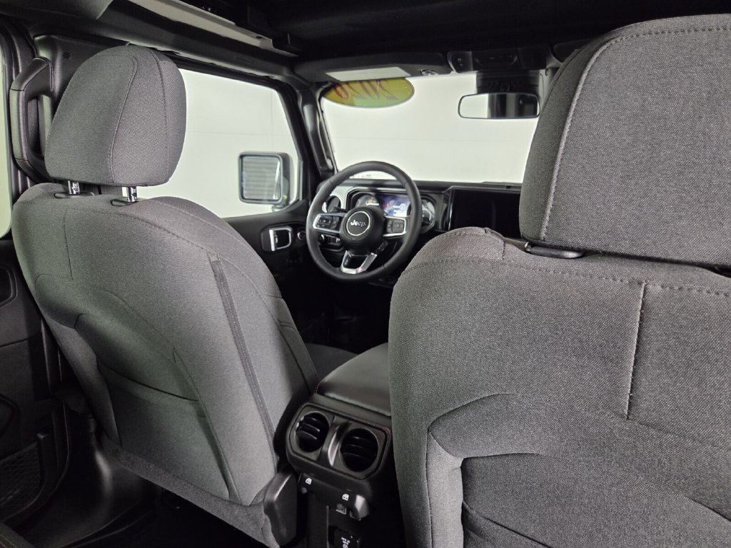 Used 2026 Jeep Wrangler Unlimited Sahara AWD/4WD image 28