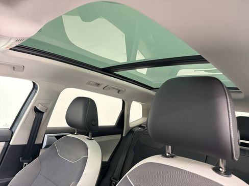 Used 2025 Volkswagen Taos SE w/ Panoramic Sunroof Package FWD image 13