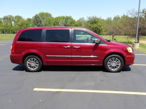 Used 2013 Chrysler Town & Country Touring-L w/ Driver Convenience Group FWD image 2