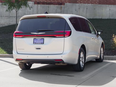 Used 2024 Chrysler Pacifica Touring-L image 4