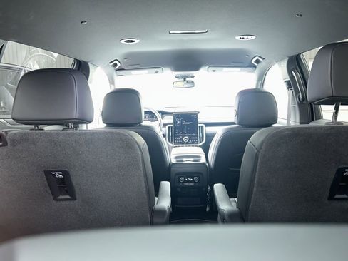 Used 2024 GMC Acadia AT4 w/ Luxury Package image 30