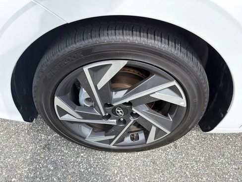 Used 2025 Hyundai Elantra SEL FWD image 13