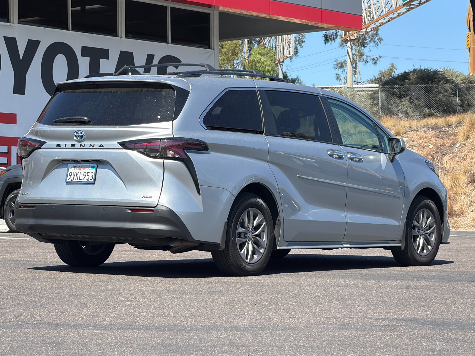 Used 2025 Toyota Sienna XLE w/ XLE Plus Package FWD image 5
