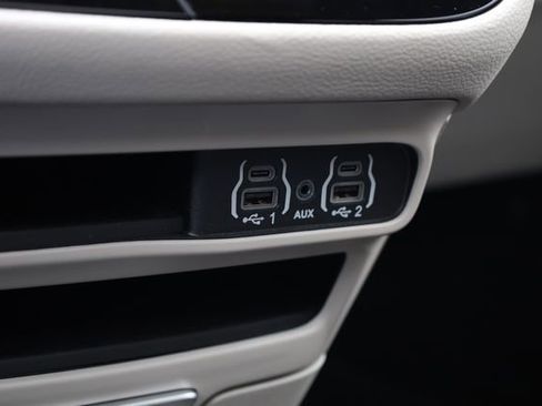 Used 2024 Chrysler Pacifica Touring-L image 19