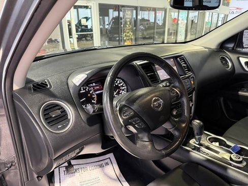 Used 2019 Nissan Pathfinder SV image 27