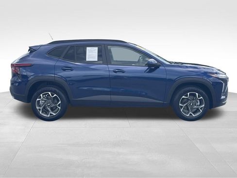 Used 2024 Chevrolet Trax LT w/ Driver Confidence Package FWD image 2