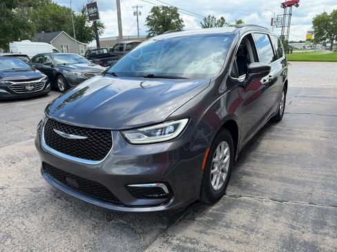 Used 2022 Chrysler Pacifica Touring-L FWD image 4