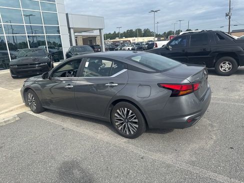 Used 2025 Nissan Altima 2.5 SV FWD image 11