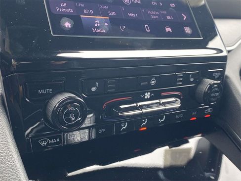 New 2025 Jeep Grand Cherokee Altitude image 23