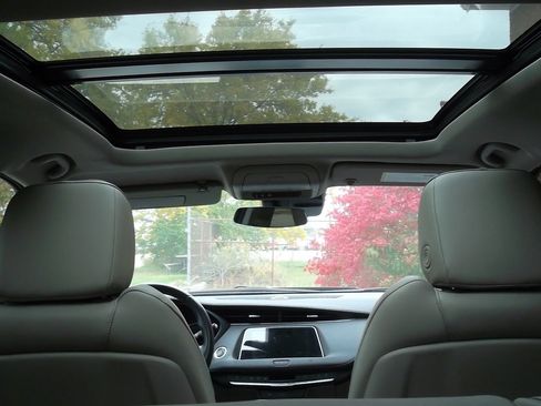 Used 2021 Cadillac XT4 Premium Luxury image 9