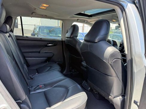 Used 2021 Toyota Highlander XLE FWD image 15