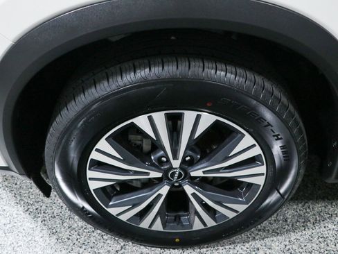 Used 2022 Nissan Rogue SV FWD image 11