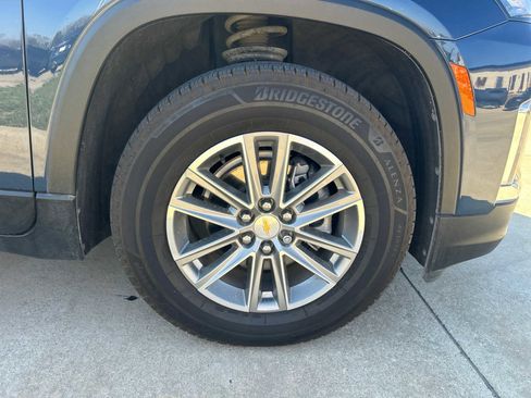 Used 2023 Chevrolet Traverse LT w/ Rear Camera Mirror Package image 9