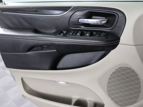 Used 2016 Dodge Grand Caravan SE image 22