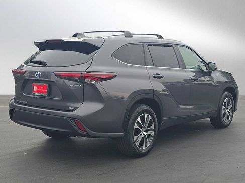Certified 2024 Toyota Highlander XLE image 3