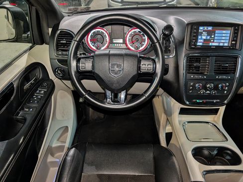 Used 2019 Dodge Grand Caravan SXT FWD image 3