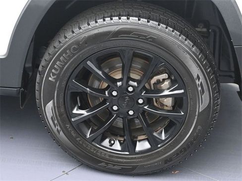 Used 2023 Jeep Cherokee Altitude Lux image 8