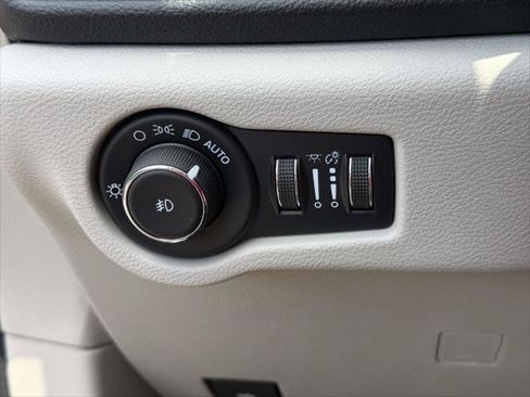 Used 2022 Chrysler Pacifica Touring-L FWD image 22