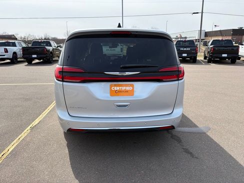 Certified 2023 Chrysler Pacifica Touring-L FWD image 4