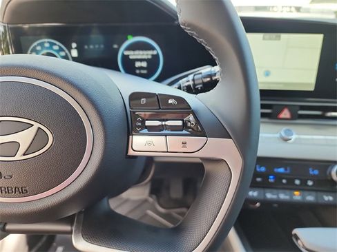 New 2025 Hyundai Elantra Limited image 28