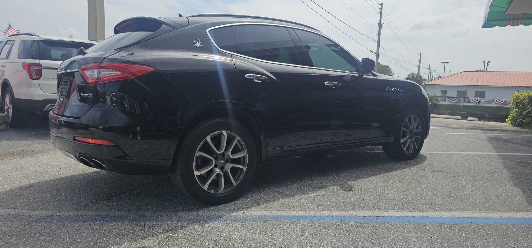 Used 2017 Maserati Levante w/ Luxury Package AWD/4WD image 27