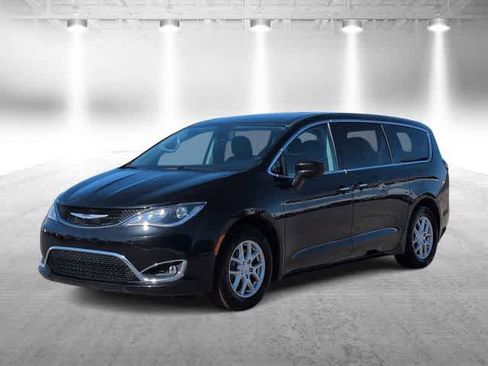 Used 2020 Chrysler Pacifica Touring image 4