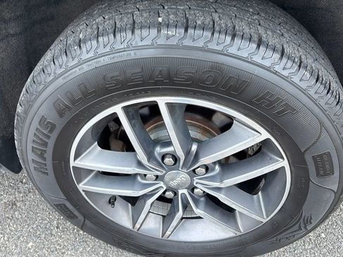 Used 2018 Jeep Grand Cherokee Limited image 22