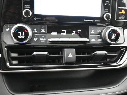 Used 2020 Toyota Highlander XLE image 14