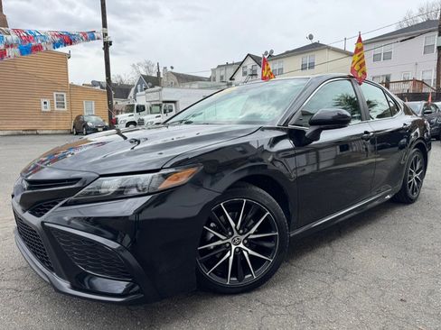 Used 2024 Toyota Camry SE image 2