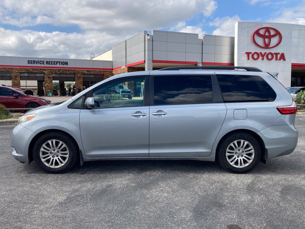 Used 2015 Toyota Sienna XLE Premium FWD image 6