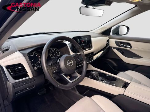 Used 2023 Nissan Rogue SL w/ SL Premium Package image 11