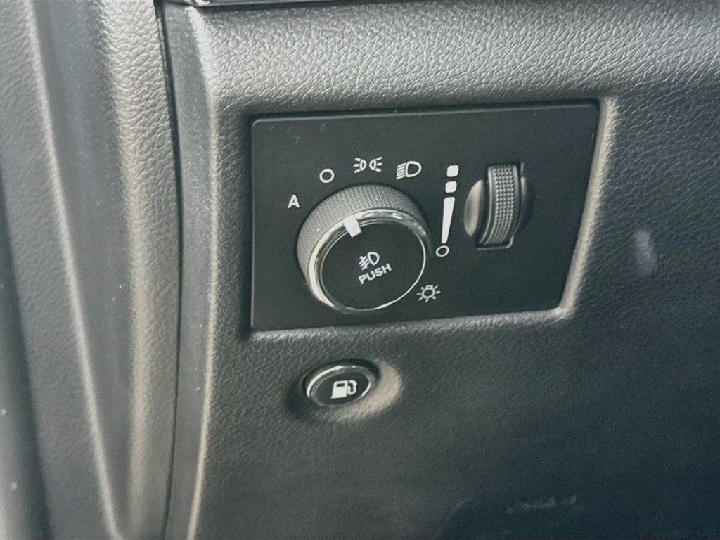 Used 2019 Jeep Grand Cherokee Limited AWD/4WD image 11