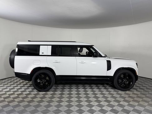 Used 2024 Land Rover Defender 130 X-Dynamic SE image 4