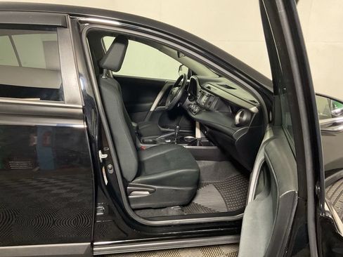 Used 2018 Toyota RAV4 LE w/ Carpet Mat Package AWD/4WD image 35