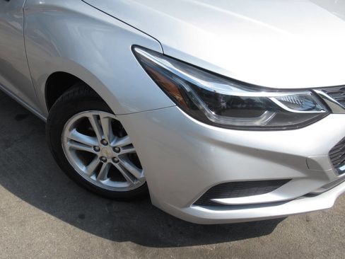 Used 2017 Chevrolet Cruze LT image 4