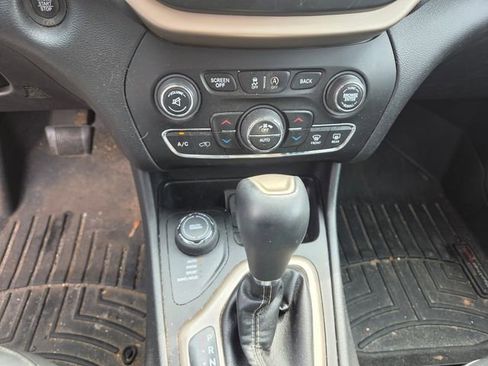 Used 2017 Jeep Cherokee Limited AWD/4WD image 7