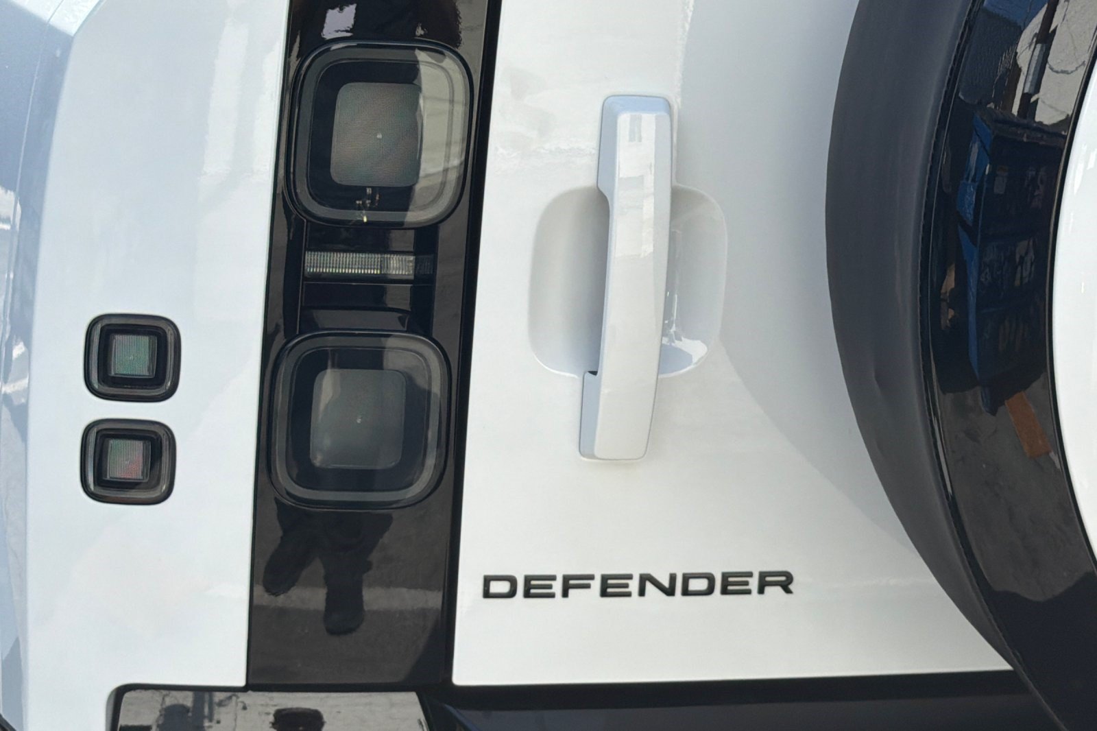 New 2026 Land Rover Defender 110 X-Dynamic SE AWD/4WD image 24