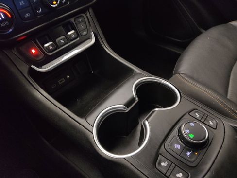 Used 2021 GMC Terrain SLT image 26