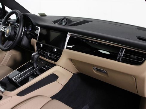 Used 2025 Porsche Macan image 24