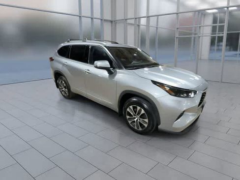 Used 2022 Toyota Highlander XLE AWD/4WD image 2