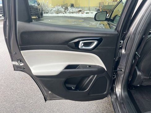 Certified 2024 Jeep Compass Limited image 18