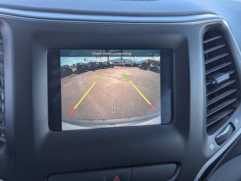 Used 2020 Jeep Cherokee Latitude AWD/4WD image 18
