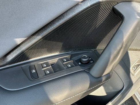 New 2025 Volkswagen Tiguan SE image 19