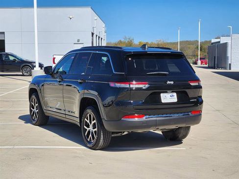 Used 2024 Jeep Grand Cherokee Limited image 3